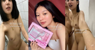 เน็ตไอดอลตั้งกล้องเย็ดกับแฟนในห้องน้ำ คลิปโป้หลุดมาใหม่เจ้าแม่รีวิวสินค้าชื่อดังโดนปล่อยคลิปลับ เย็ดกันมันส์เจ้าตัวปฏิเสธแต่รอยสักกับสร้อยน่าจะคนเดียวกัน